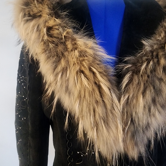 Gorgeous suede jacket with real fox fure. New wore just ones. Great condition. - Picture 4 of 8